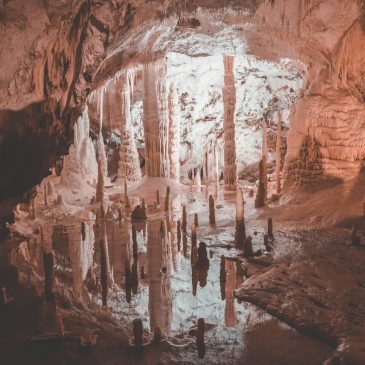 Marche Active: Barche, Trekking e Speleologia